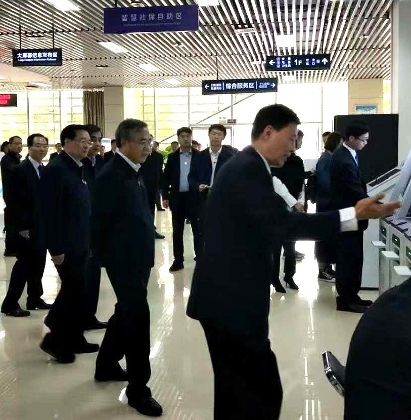 胡春华副总理考察郑州人社 雄帝智慧大厅自助服务系统受到关注
